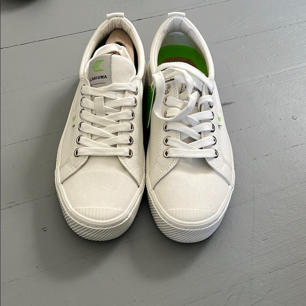 Cariuma White and Green Casual Sneakers